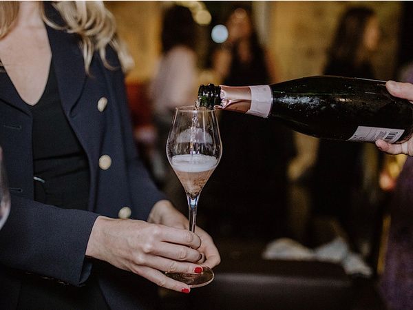 Person serving champagne at the Hotel Mercer Barcelona