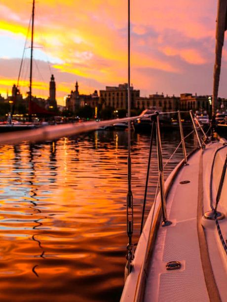 Salida en barco al atardecer