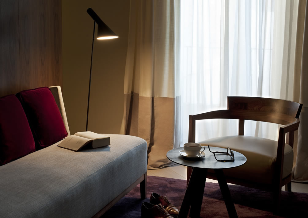 Libro y café en la habitación Junior Suite del Hotel Barcelona Mercer