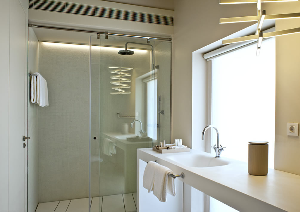 Shower of the Junior Suite room at the Mercer Hotel Barcelona