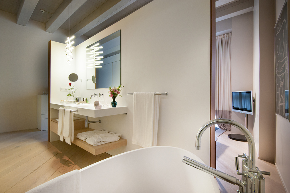 Bathtub and bathroom in the Deluxe Room of the Mercer Hotel Barcelona