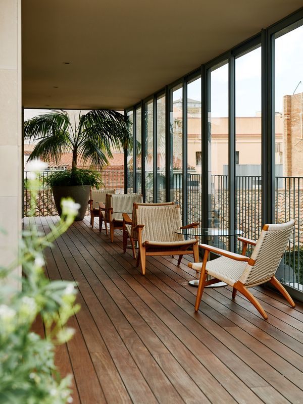 Chaises et tables sur la terrasse du Mercer Hotel Barcelona