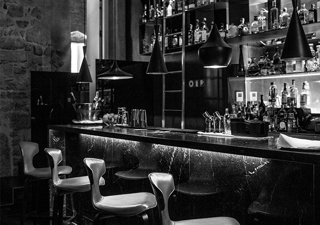Fotografía blanco y negro del Mercer Cocktail Bar en el Mercer Hotel Barcelona