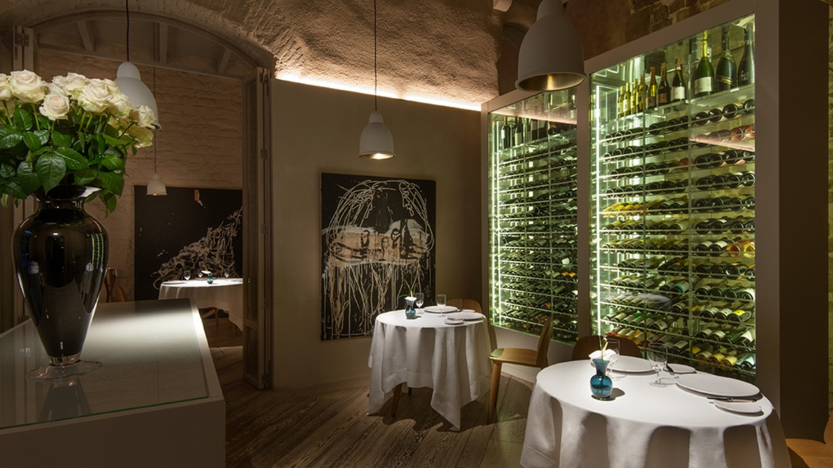 Wine bar and tables at Mercer Restaurant Barcelona