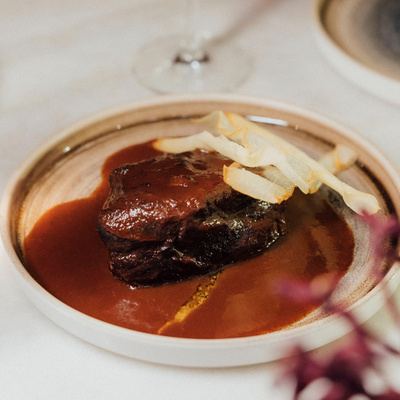 Especialidades del chef en el gastrobar Le Bouchon del Hotel Mercer Barcelona