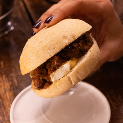 Sobrassada con mozzarella en el gastrobar Le Bouchon del Hotel Mercer Barcelona