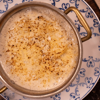 Especialidades del chef en el gastrobar Le Bouchon del Hotel Mercer Barcelona