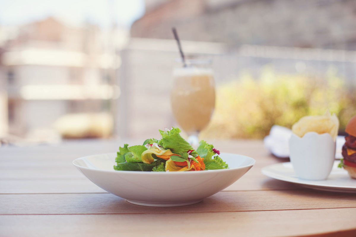 Salade et cocktail sur la terrasse du Mercer Hotel Barcelona