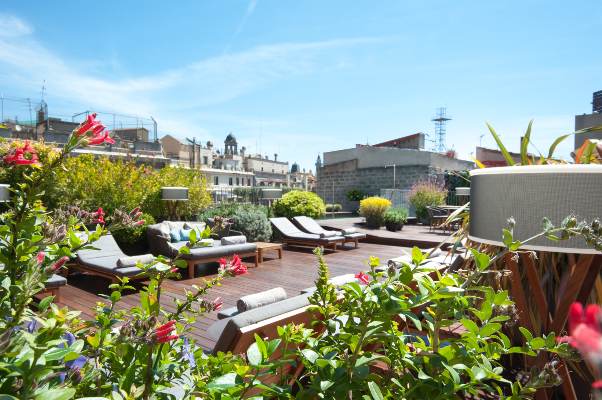Solarium en la terraza del Hotel Mercer Barcelona en el Barrio Gótico