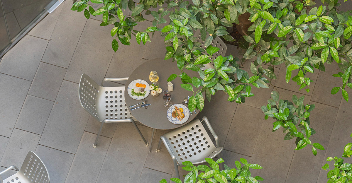 Comida al aire libre en el Patio de los Naranjos del Hotel Mercer Barcelona