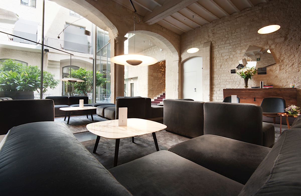 Sofas and tables in the lobby of the Mercer Hotel Barcelona