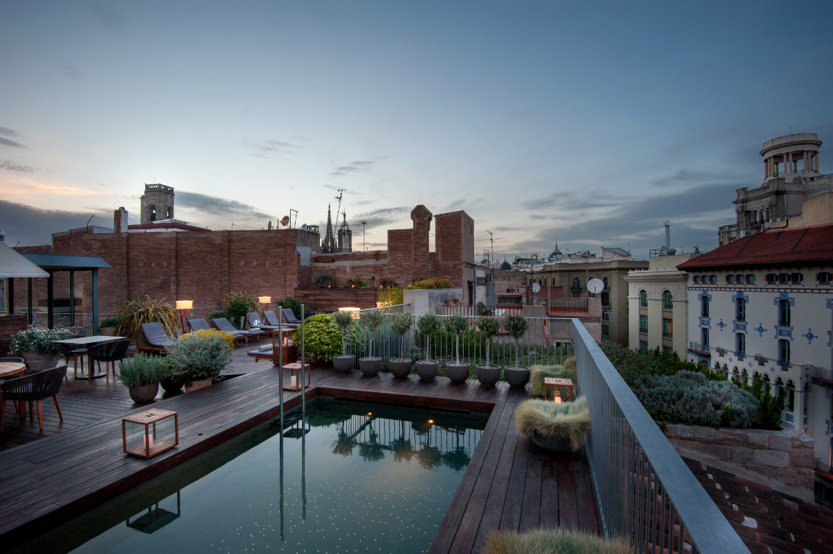 Terrasse avec piscine de l'hôtel Mercer Barcelona
