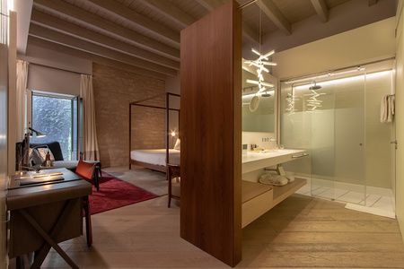 habitación y baño Hotel Mercer Barcelona