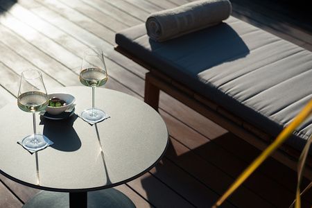 Copa de vino en la terraza del Mercer Hotel Barcelona