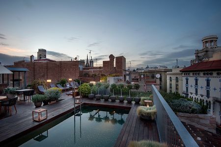 Piscina en la terraza del Mercer Hotel Barcelona al atardecer