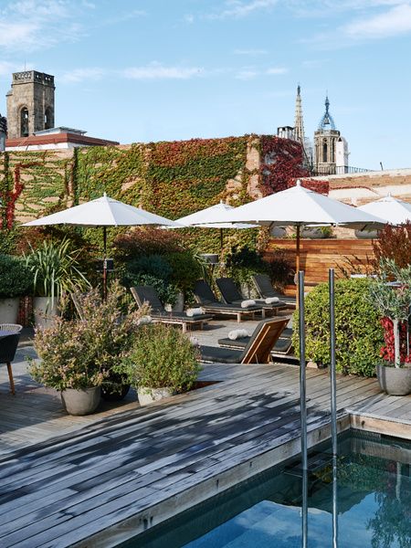 Terraza del Mercer Hotel Barcelona con solárium y piscina