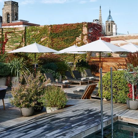 Terrace of the Mercer Hotel Barcelona with solarium and pool